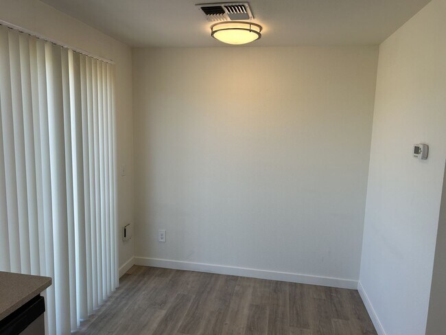 Foto del edificio - Spacious 2 Bed, 1.5 Bath, 900 Square Foot Apartment with Air Conditioning.