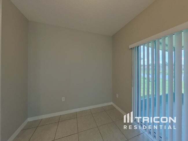 Foto del edificio - 4321 Desert Rose Ave