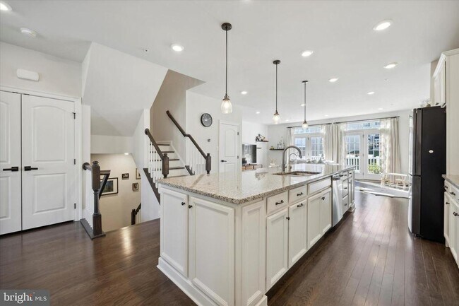 Foto del edificio - 831 Stonecliffe Rd