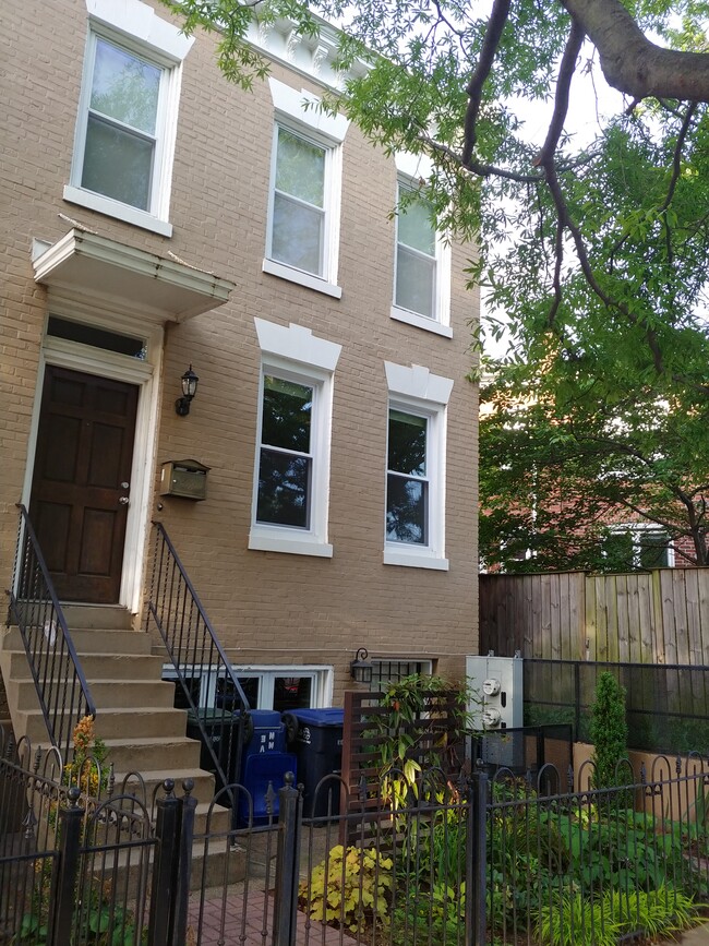 Building Photo - 1354 Pennsylvania Ave SE