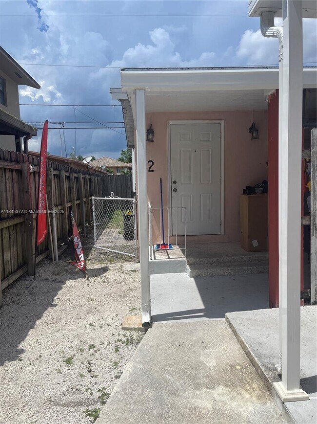 Foto del edificio - 317 E 8th St