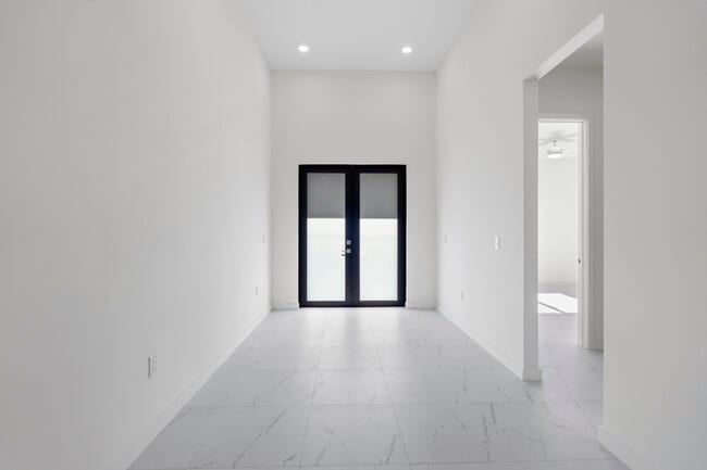 Building Photo - 4233 Jacaranda Pkwy W