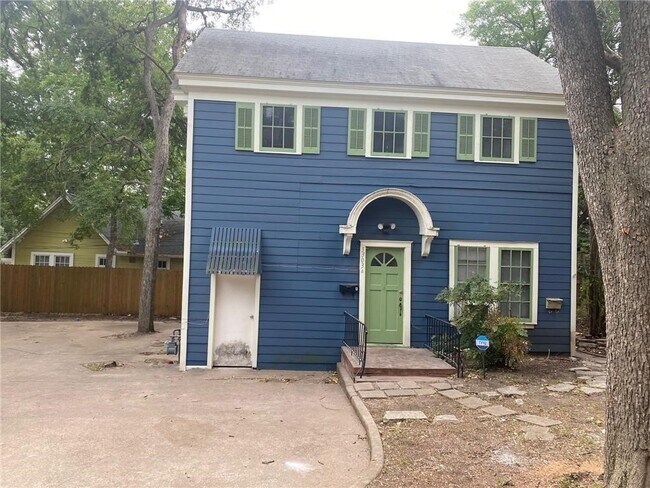 Building Photo - 3303 Duval St