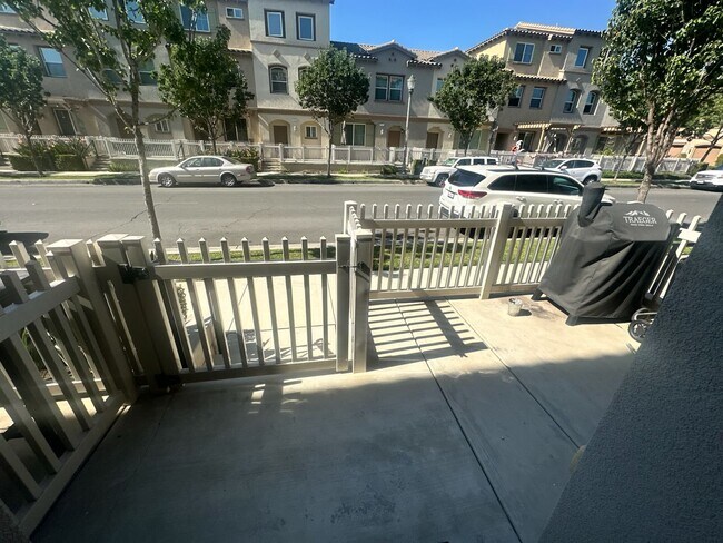 Área de porche delantero con puerta de seguridad - 340 N Fenimore Ave