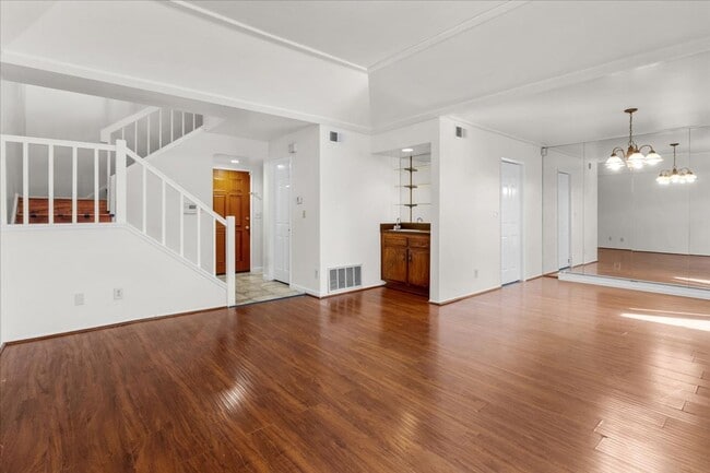 Foto del edificio - Private Direct-Access 3 Bedroom Townhome with 2 Car Garage, Patio, Balcony, Pool and Tennis