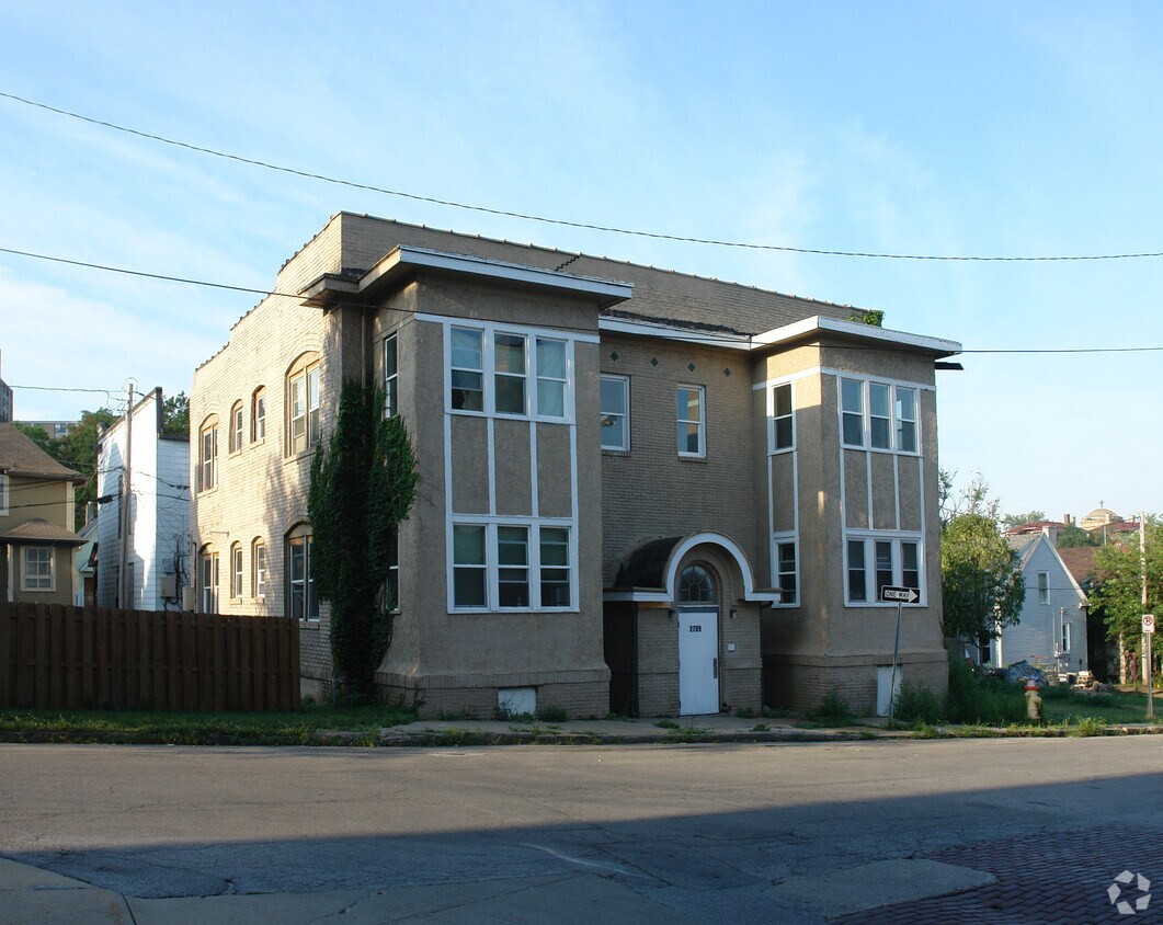 2709 Dewey Ave, Omaha, NE 68105 Apartments in Omaha, NE