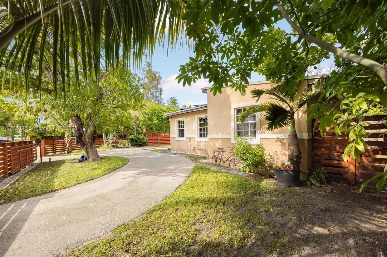 Foto principal - 6401 SW 63rd Ct