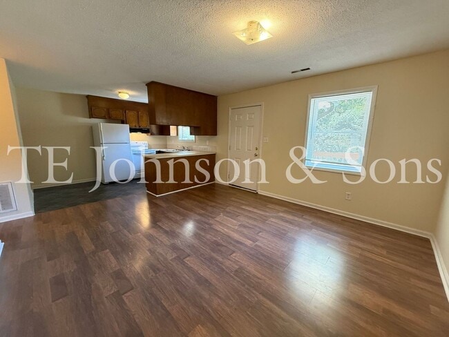 Building Photo - 1506 Oakshire-Water Included