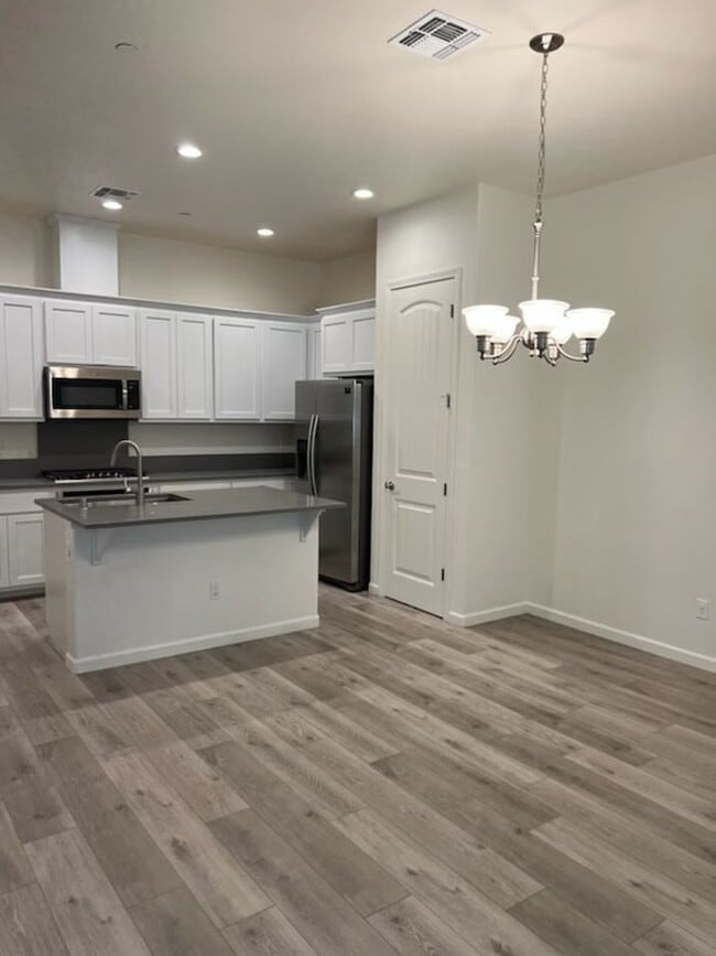 Foto del edificio - Spacious 3BR/2.5BA Home in Sacramento – $2...