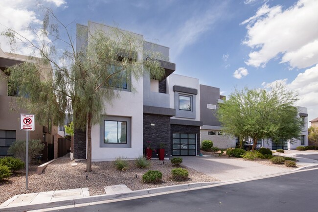 Building Photo - STUNNING MODERN HOME IN HENDERSON