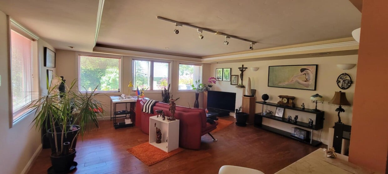 Living area - 308 Quinnhill Rd