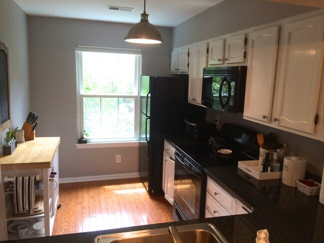 Building Photo - 1621 S Barton St