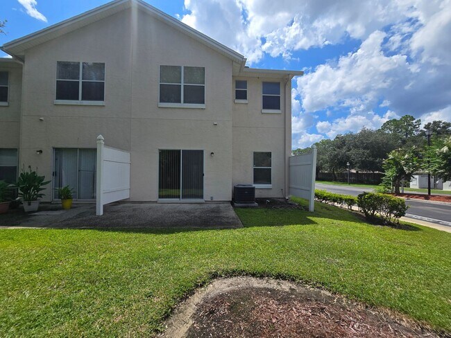 Foto del edificio - 5260 Collins Rd