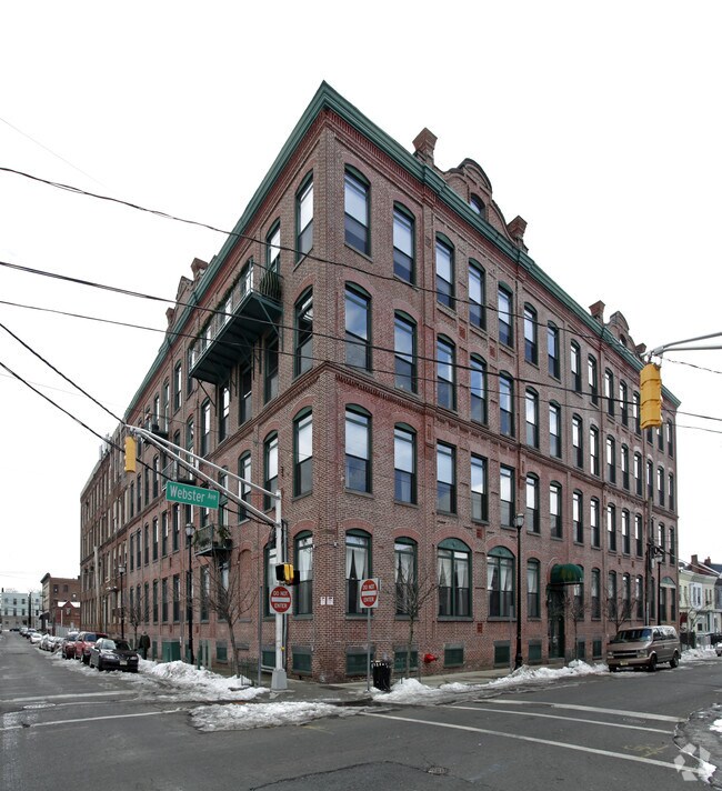 Foto del edificio - 126 Webster Ave