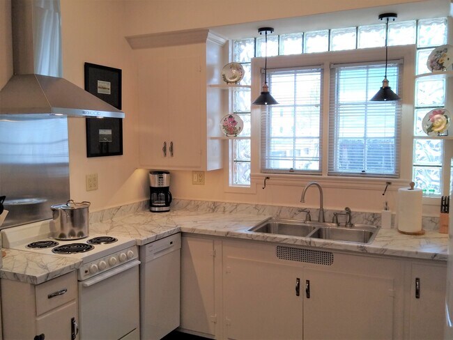 Equipo. - 501 E Mississippi Dr