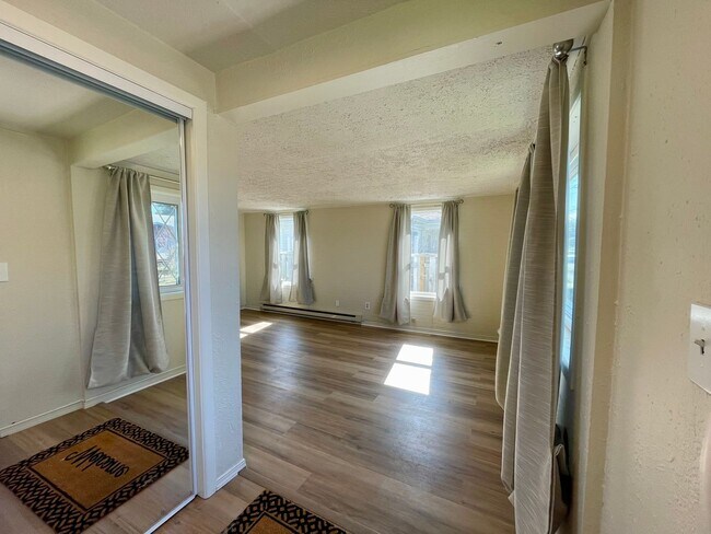 Building Photo - Bright and Beautiful 3 Bed 1 Bath House -N...