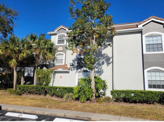 Building Photo - 14037 Fairway Island Dr