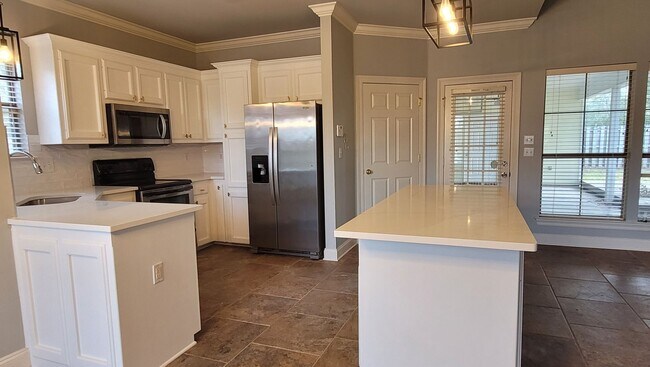 Foto del edificio - Beautiful 3 bedroom with large fenced yard & conveniently located