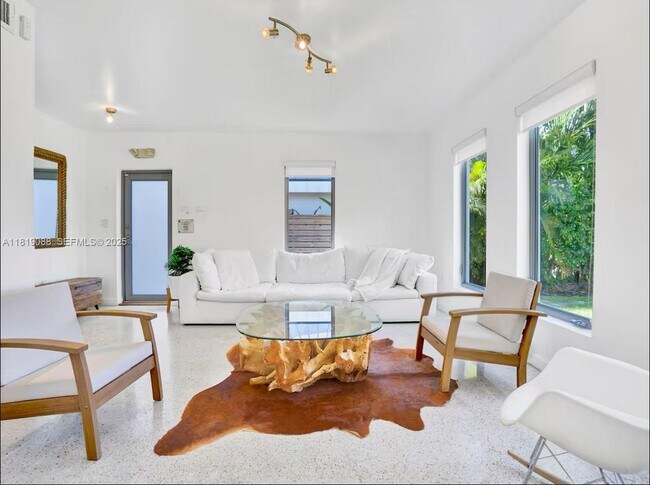 Foto del edificio - 7537 W Treasure Dr