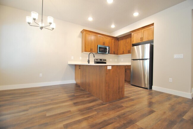 Building Photo - 675 N 900 E