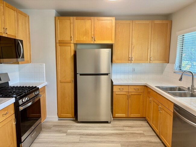 Building Photo - 808-812 Westmount Dr