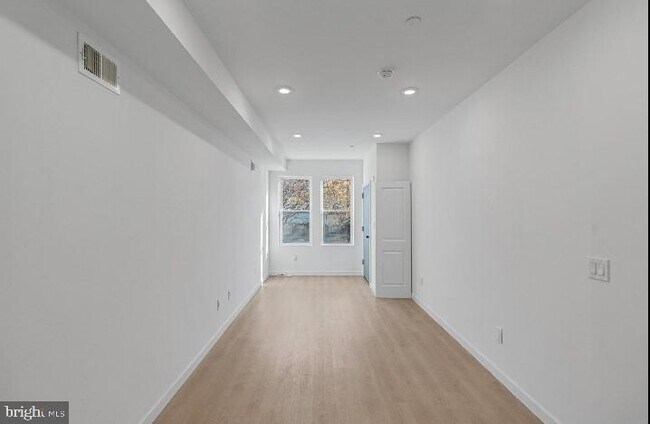 Building Photo - 812 N Holly St