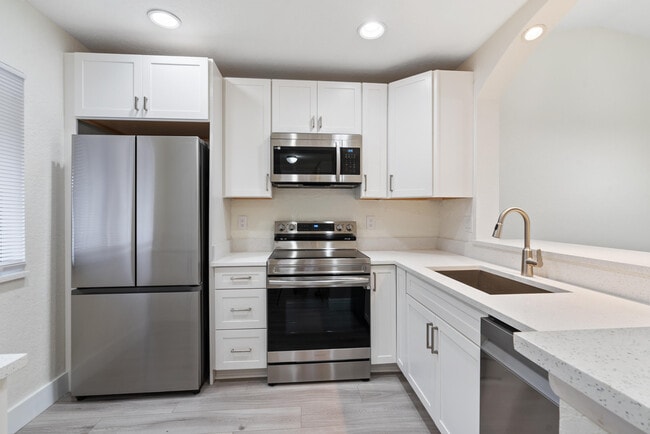 Building Photo - 6585 Somerset Dr