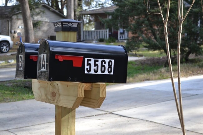 Foto del edificio - 5568 Lumberjack Ln