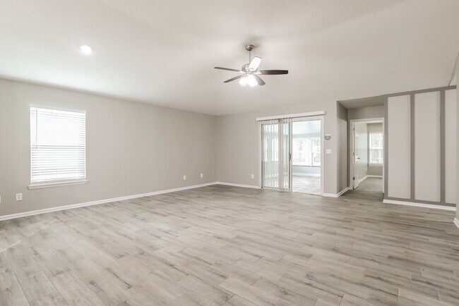 Building Photo - 320 Southlake Dr