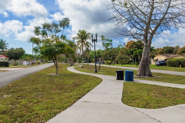 Building Photo - 1301 NE 153rd St