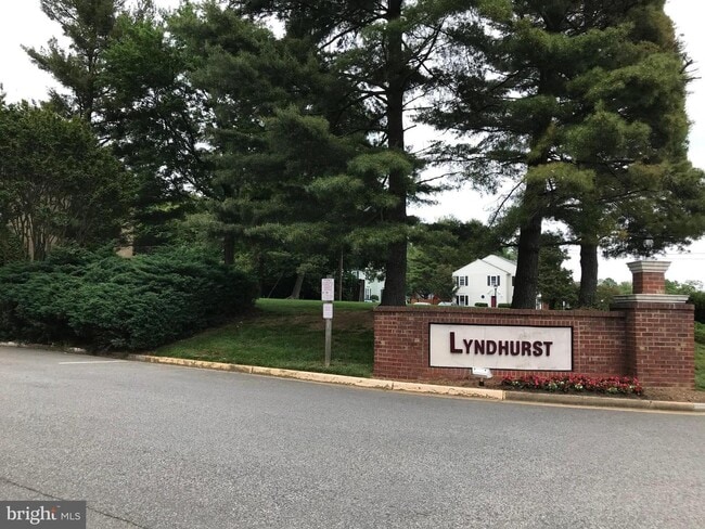 Building Photo - 3901 Lyndhurst Dr