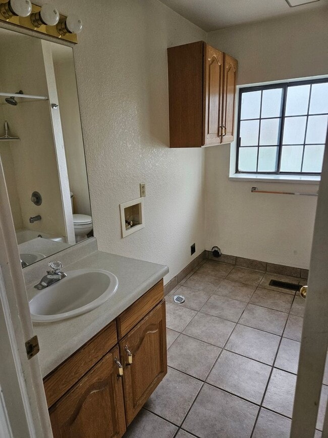 Building Photo - 315 W 620 N