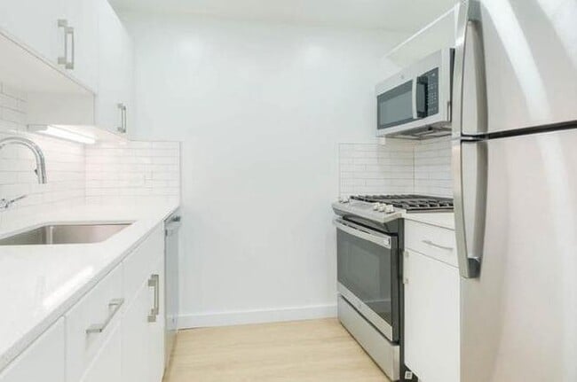 Building Photo - 475 9th Ave