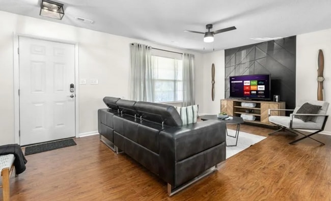 Building Photo - Highly desired modern 2 bedroom 2.5 bath t...