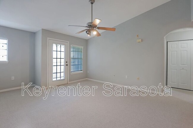 Foto del edificio - 8809 Manor Loop