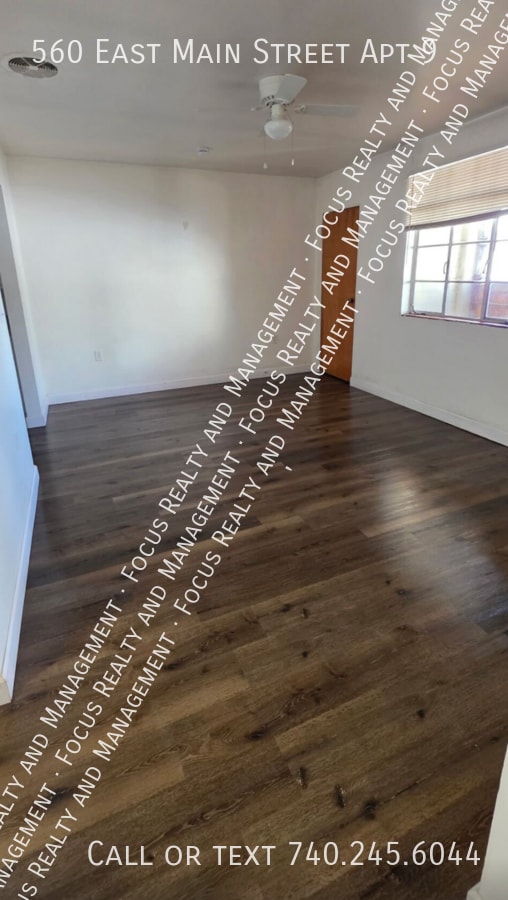 Foto del edificio - 560 E Main St