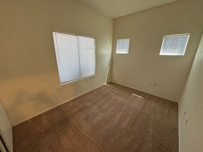 Building Photo - Green Valley: Spacious 3/2 Condo in Gated Community, with Pool/Spa, Fitness Center