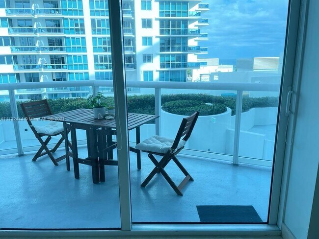 Foto del edificio - 6515 Collins Ave