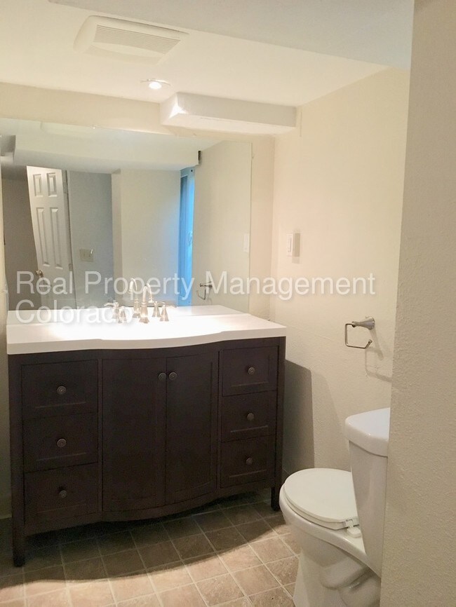 Building Photo - Lovely Duplex in Englewood