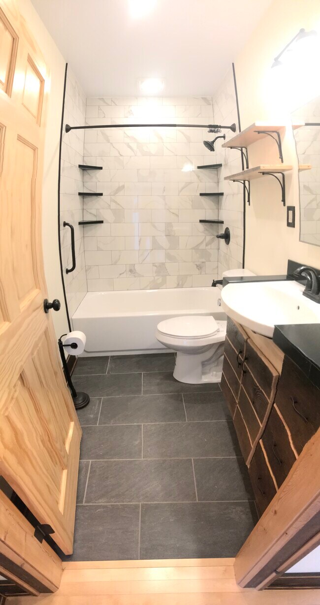 Baño del primer piso - 3507 Bigelow Blvd
