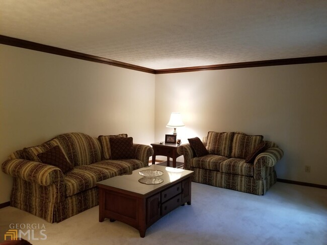Building Photo - 11210 Hembree Springs Dr