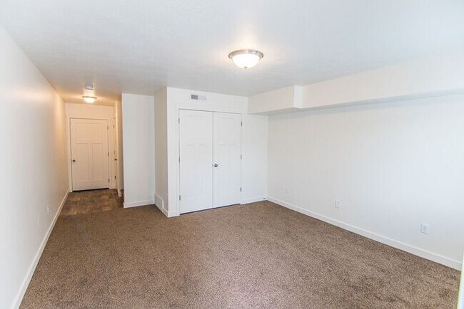 Building Photo - Beautiful End Unit Townhome in Vineyard
