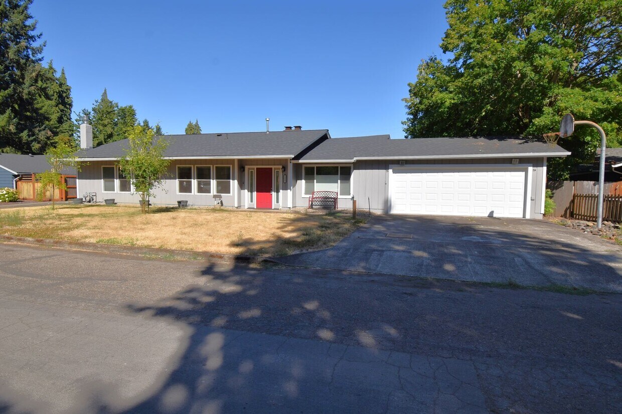 Foto principal - Desirable North Albany home.