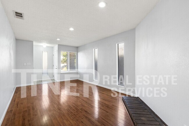 Foto del edificio - Update Carmichael Duplex!