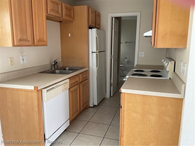 Building Photo - 2121 Lakeview Dr