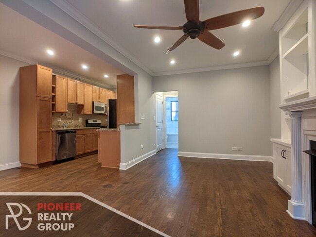 Building Photo - 736 W Addison St