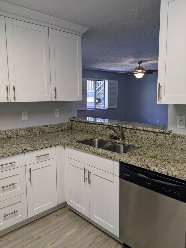 Foto del edificio - BEAUTIFUL 2 Bedroom 2 Bathroom condo is th...