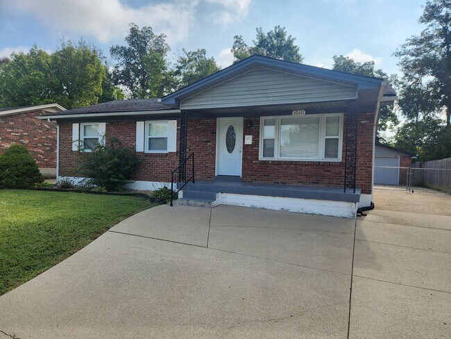 Building Photo - Beautiful 3 bedroom 2 full bath with garag...