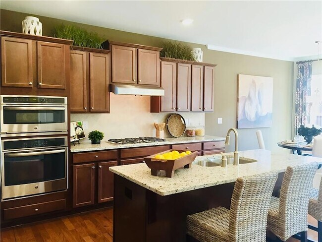 Foto del edificio - 663 Greencrest Ln