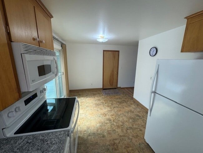 Building Photo - Available Now – Updated 3 Bedroom, 2 Bath ...
